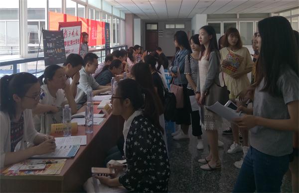 我院与艺术设计学院联合举办实习、就业招聘会